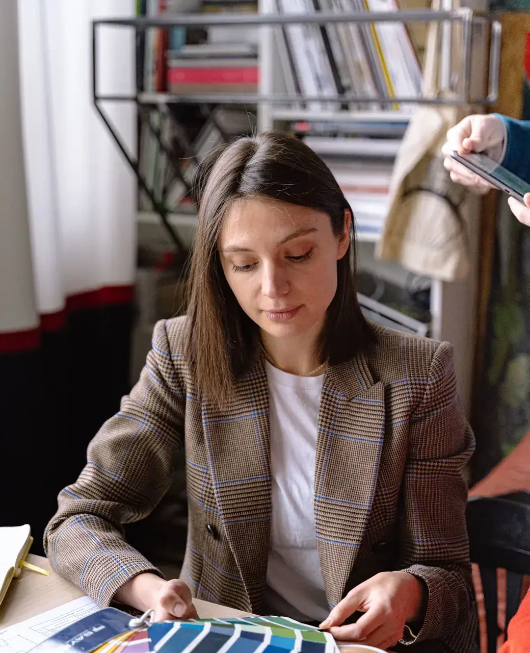 Architecte d’intérieur étudiant un nuancier de couleurs à son bureau