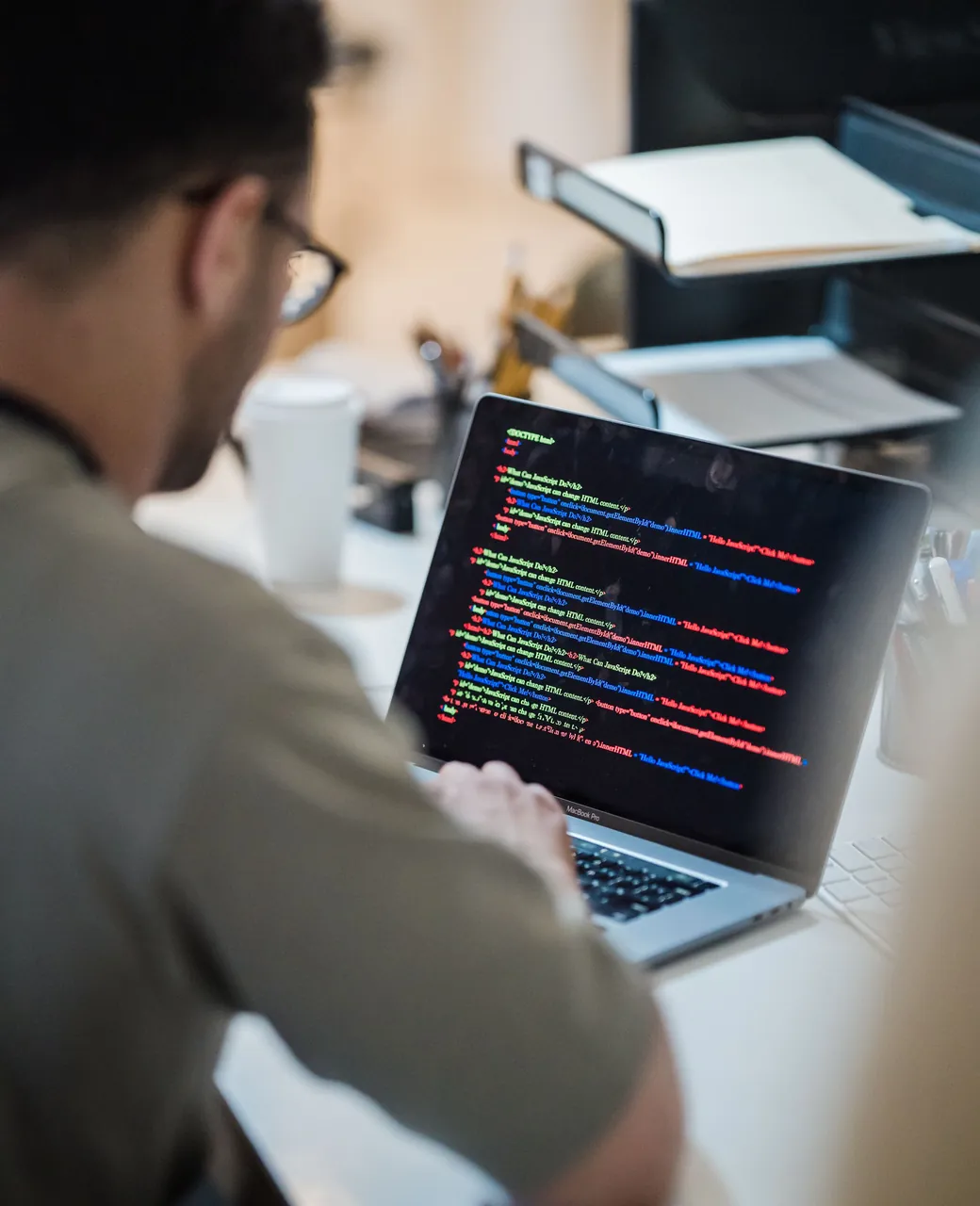Développeur freelance codant sur son ordinateur portable dans un bureau lumineux