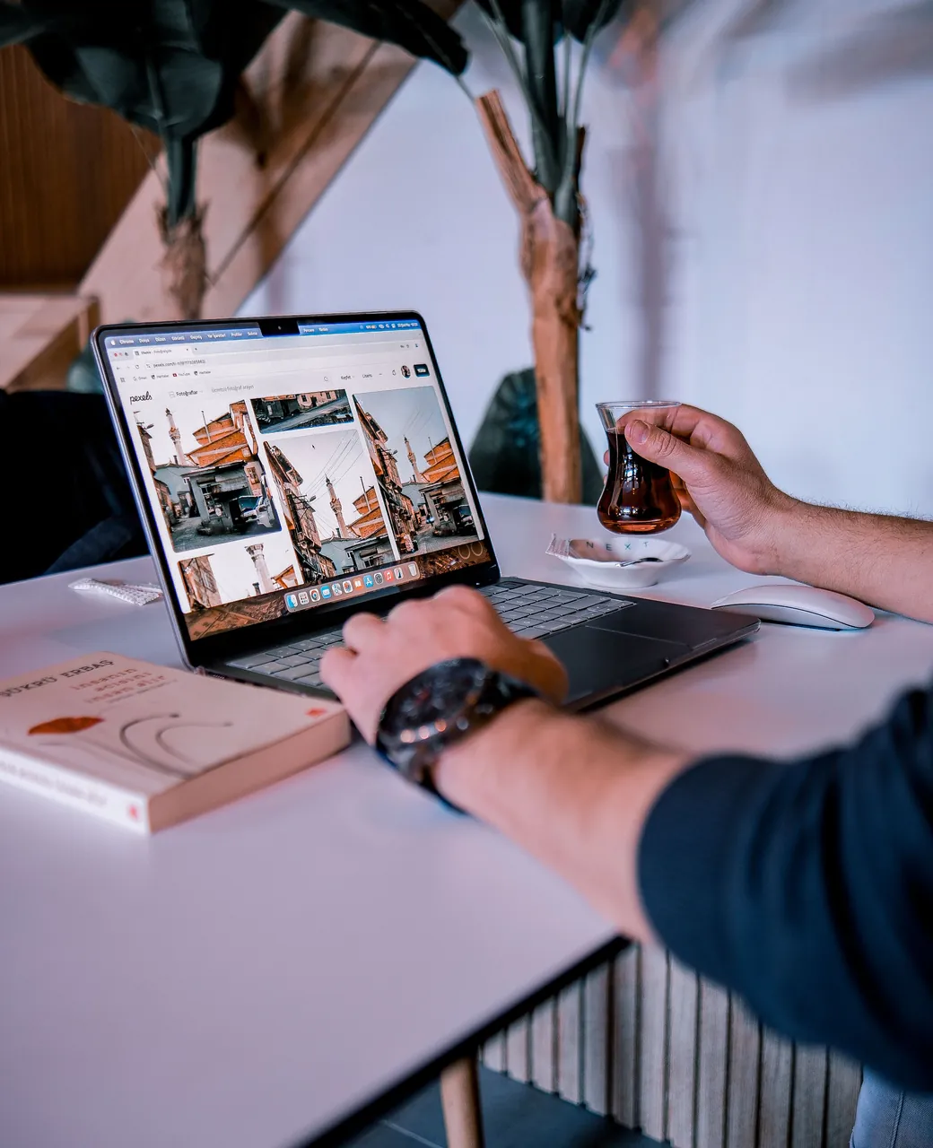 Web designer travaillant sur un ordinateur portable qui affiche la maquette d’un site